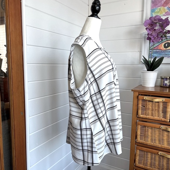 Ricki’s Ladies XXL Black & White Sleeveless Top, EUC - Picture 4 of 9